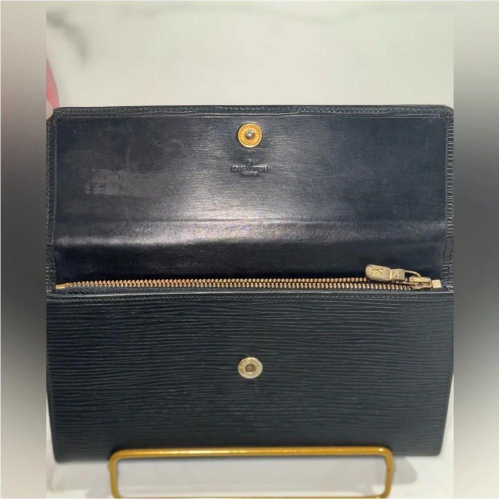 Louis Vuitton Black Epi wallet/clutch. Pristine condition 🎉 - Picture 3 of 5